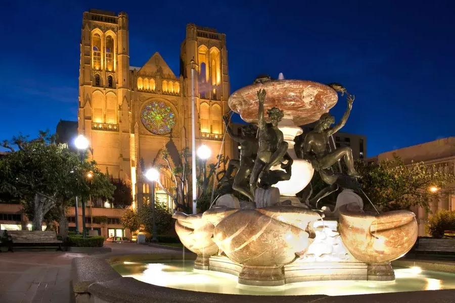贝博体彩app的格蕾丝大教堂(Grace Cathedral)被描绘在夜晚，前景是一个华丽的喷泉.